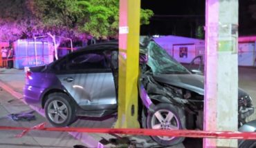 Muere un hombre tras impactar su auto contra un poste en Guasave