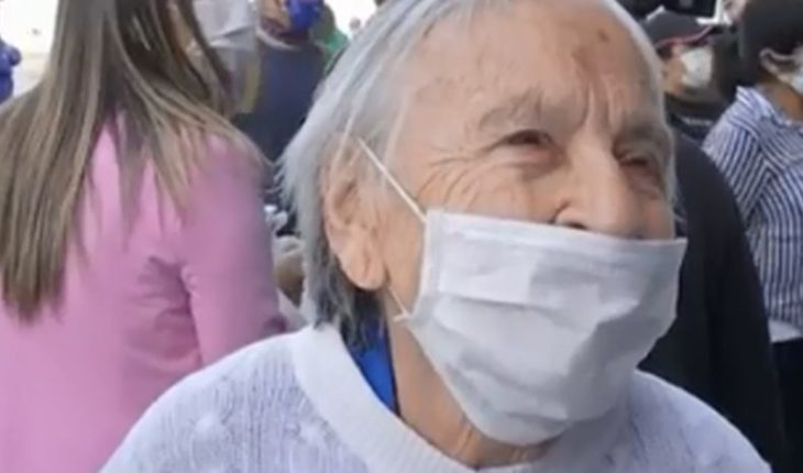 Mujer de 90 años que recibe $ 160 mil al mes realizó fila para bono Covid-19 y no era beneficiaria: otra persona le regaló su pensión