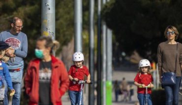 Niños regresan a las calles de España después de 44 días confinados