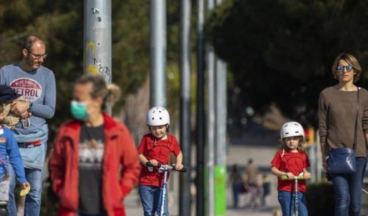 Niños regresan a las calles de España después de 44 días confinados