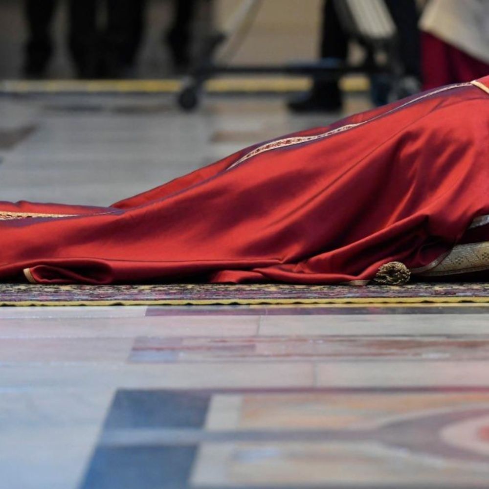 Papa Francisco inicia Pasión de Cristo postrado ante el altar