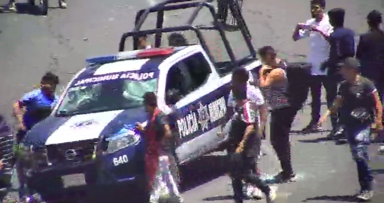 Policías y comerciantes de Valle de Chalco se enfrentan (Video)
