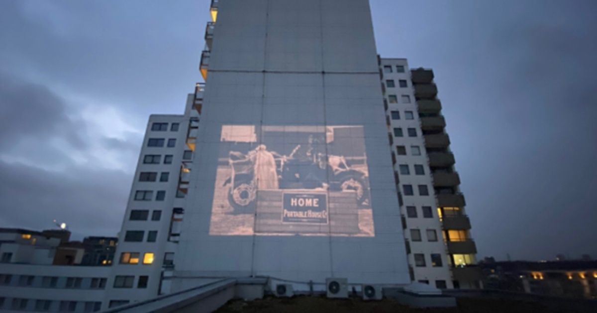 Proyectan películas en las fachadas de los edificios en Berlín