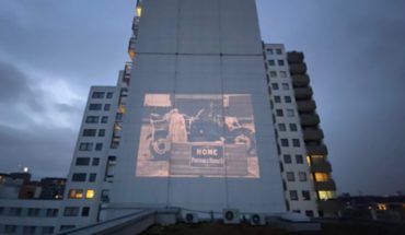 Proyectan películas en las fachadas de los edificios en Berlín