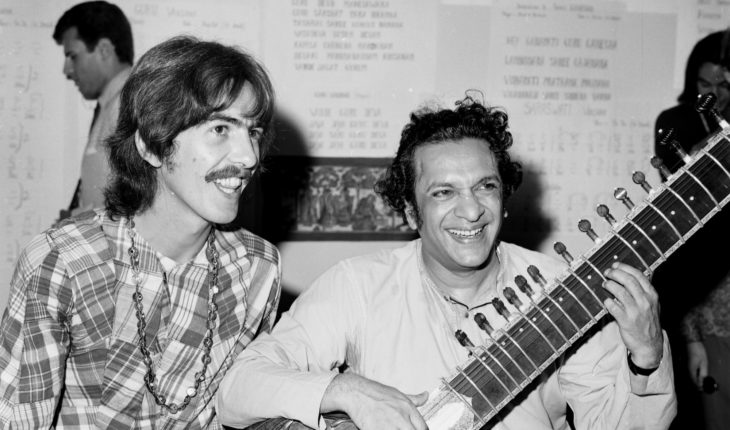 Publican video de Ravi Shankar enseñándole a tocar el sitar a George Harrison