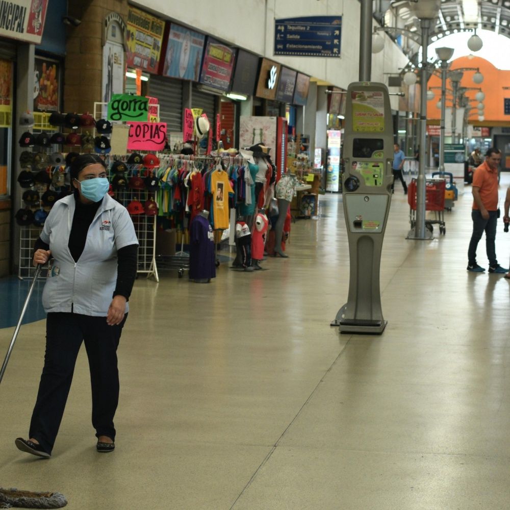 Salas de espera en aeropuerto y central de autobuses lucen vacías en Culiacán