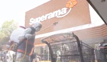 Trabajadores sanitizan supermercado por visita de youtuber con COVID-19