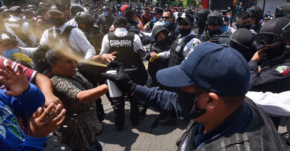 Usan a la fuerza pública en Toluca para replegar ambulantes