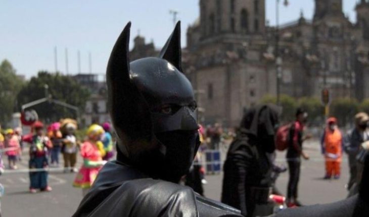 translated from Spanish: Batman and Superman march on CDMX for help with COVID-19