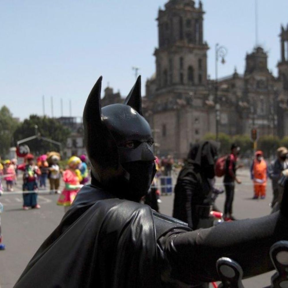 Batman and Superman march on CDMX for help with COVID-19