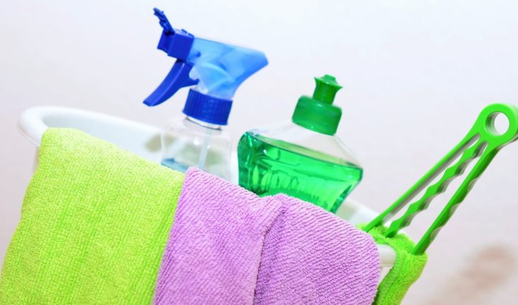 translated from Spanish: Do you mix chlorine with other cleaning products? Doing so is dangerous