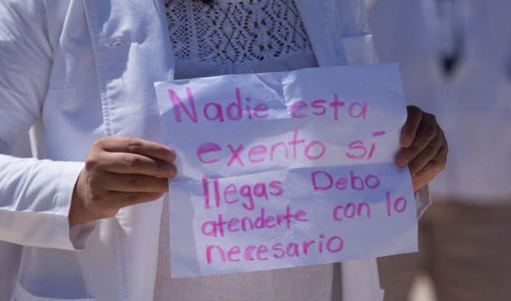 translated from Spanish: ISSSTE staff and Balbuena Hospital protest lack of inputs