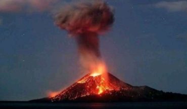 translated from Spanish: Indonesia: powerful Krakatoa volcano erupted