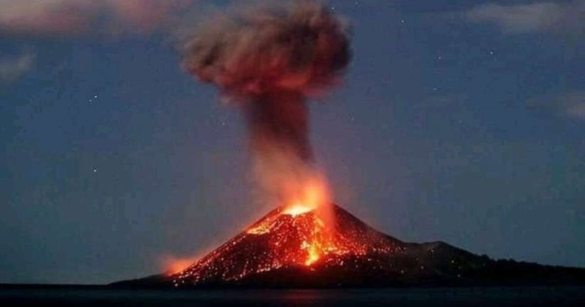 Indonesia: powerful Krakatoa volcano erupted
