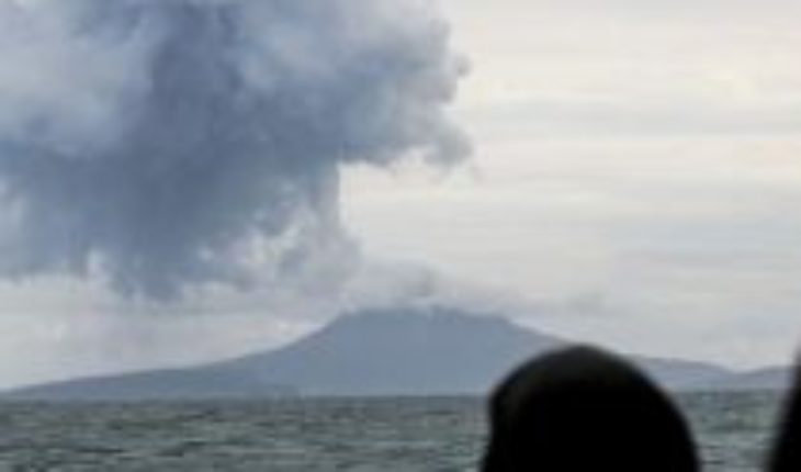 translated from Spanish: Indonesian volcano Anak Krakatoa expels clouds of ash, smoke and magma