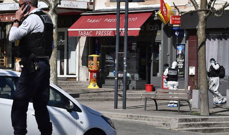 translated from Spanish: Knife-armed man kills 2 passers-by who violated quarantine in France to go out and buy
