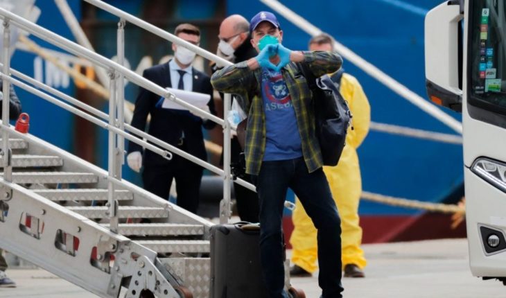translated from Spanish: Passengers disembark in Uruguay from a ship with COVID-19-affected