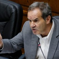 Senator Allamand (RN) rules against reopening malls but in favor of return of public officials 