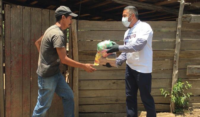 They report that Pátzcuaro officials and workers joined in delivering food support for COVID-19
