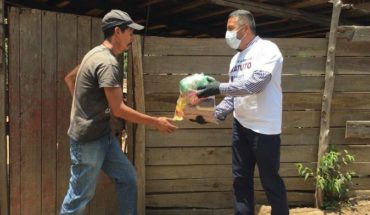 translated from Spanish: They report that Pátzcuaro officials and workers joined in delivering food support for COVID-19