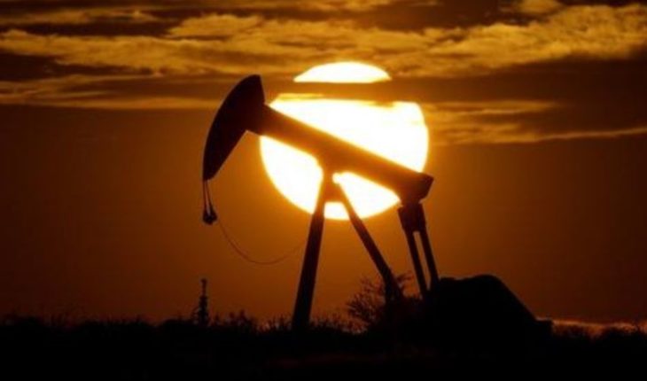 translated from Spanish: U.S. crude oil price falls nearly 20%, below $15 a barrel