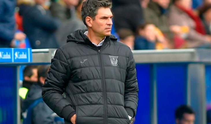 translated from Spanish: Vélez announced Mauricio Pellegrino as the new technical director