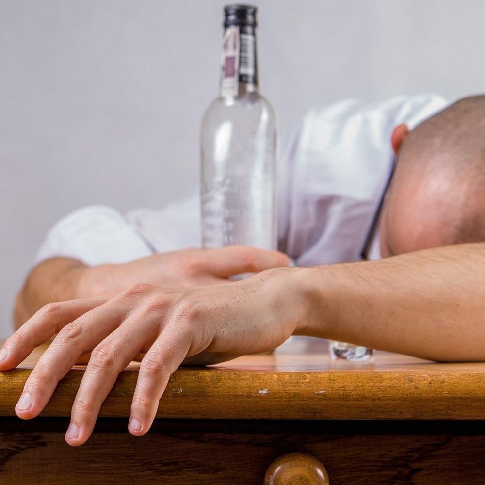 ¿Por qué es peligroso beber alcohol adulterado?