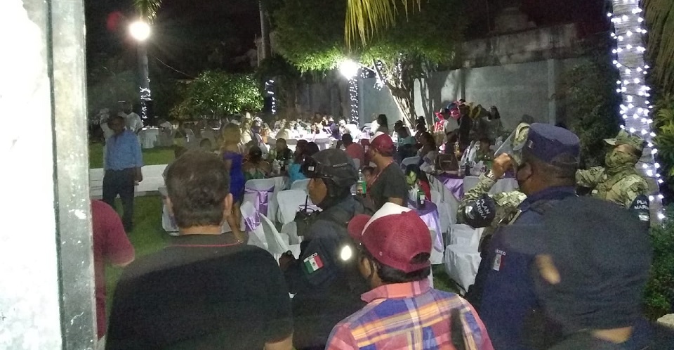 Autoridades dispersan a 600 que acudieron a XV años y boda en Acapulco