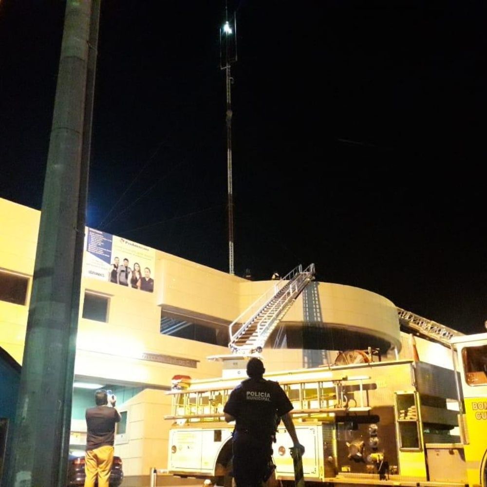Bomberos rescatan a un hombre de lo alto de una antena en Culiacán