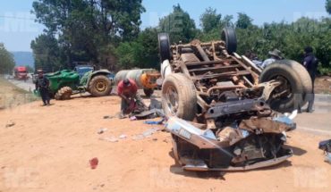 Camioneta con trabajadores de aguacate chocó contra tractor, en Tingambato