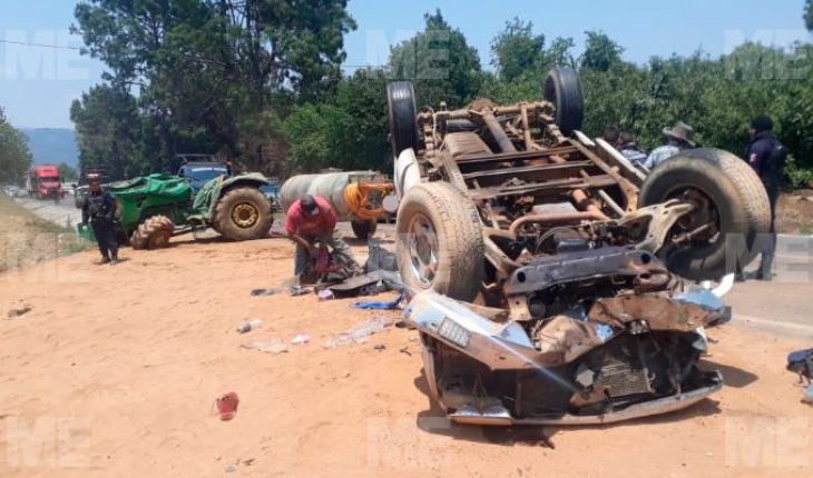 Camioneta con trabajadores de aguacate chocó contra tractor, en Tingambato
