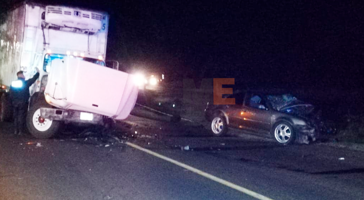 Choca auto contra camión en la Morelia-Quiroga; dos personas fallecieron