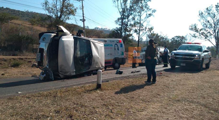 Chocan dos camionetas y hay una mujer lesionada en la carretera Morelia-Mil Cumbres