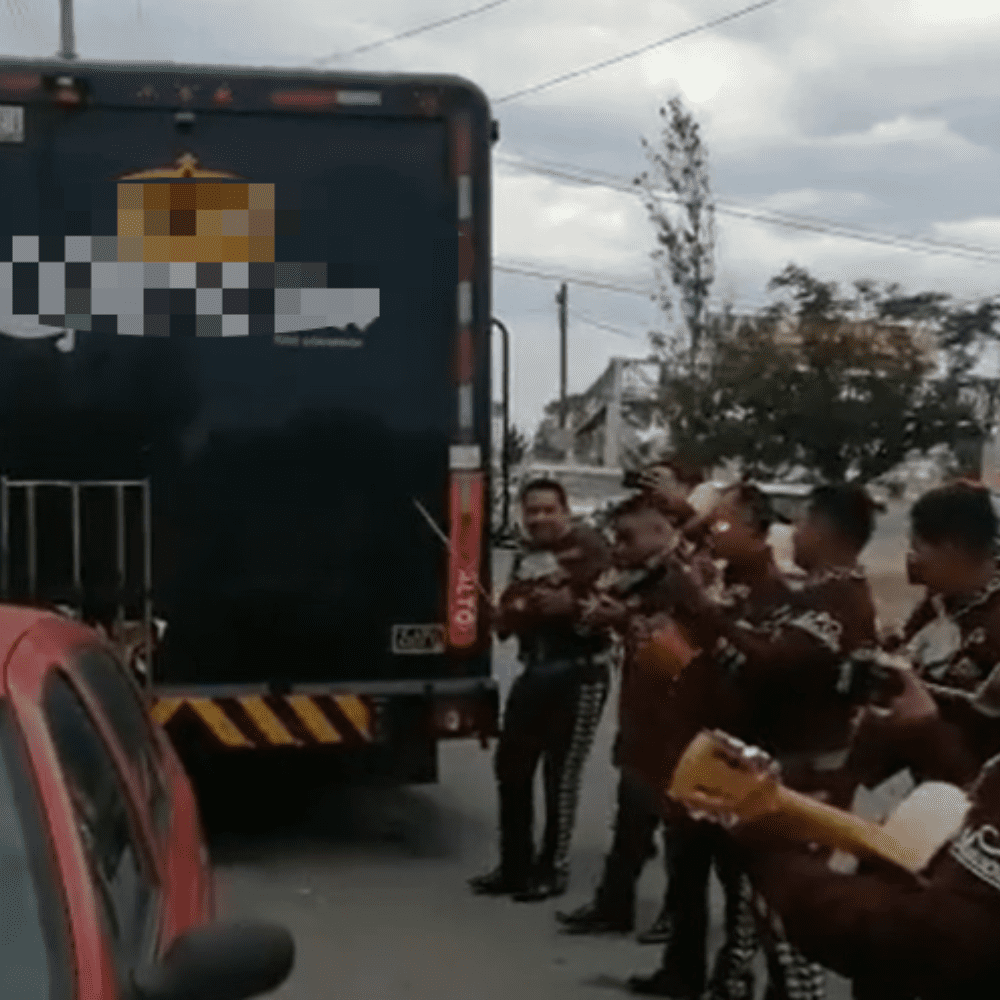Con mariachi reciben a camión de cerveza en Coahuila