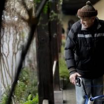 Contagios en residencias para adultos mayores, la vulnerabilidad de Chile a cara descubierta