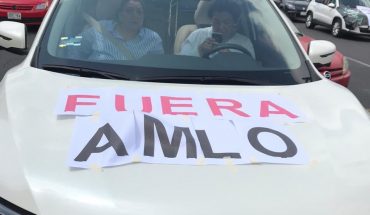 En caravanas de autos, ciudadanos protestan contra AMLO