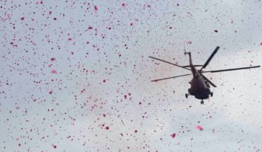 Helicoptero lanza pétalos agradeciendo labor de policía durante pandemia