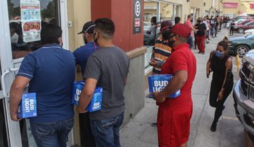 Hombre se contagia de COVID mientras hacía fila para comprar cerveza en Sonora