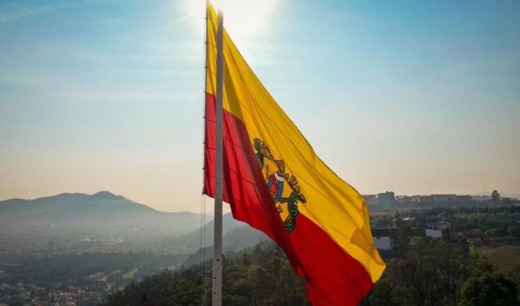 Izan bandera monumental del escudo de Morelia por el 479 Aniversario de la ciudad