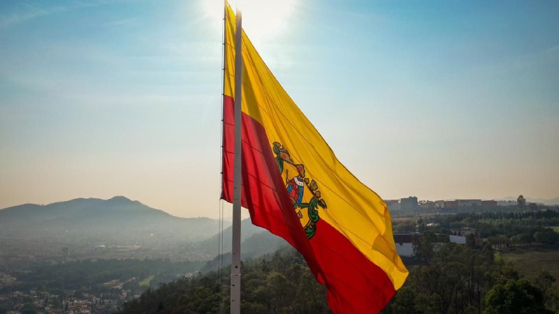 Izan bandera monumental del escudo de Morelia por el 479 Aniversario de la ciudad