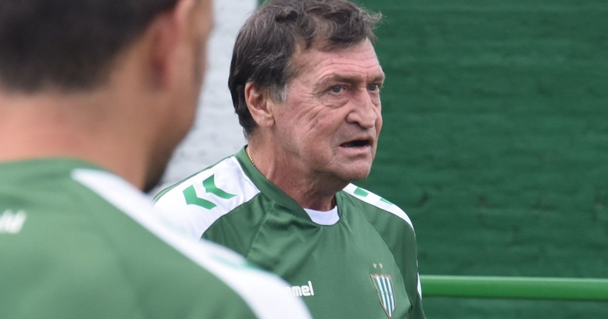 Julio César Falcioni dejará de ser el entrenador de Banfield