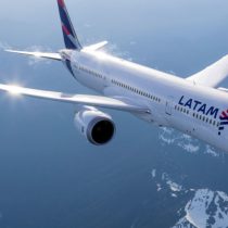 Latam Airlines aclara que domicilio principal de la aerolínea está fijado en Santiago de Chile