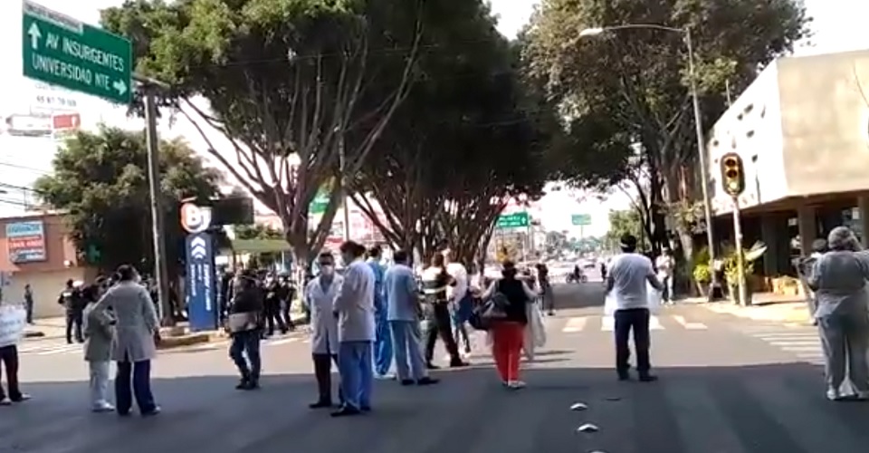 Médicos del ISSSTE protestan en CDMX por material ante epidemia