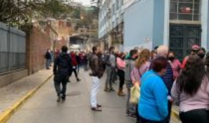 Medidas del Gobierno sin “bajada operativa”: Valparaíso, Renca y El Bosque registran largas filas y desórdenes por gente buscando cajas de mercadería