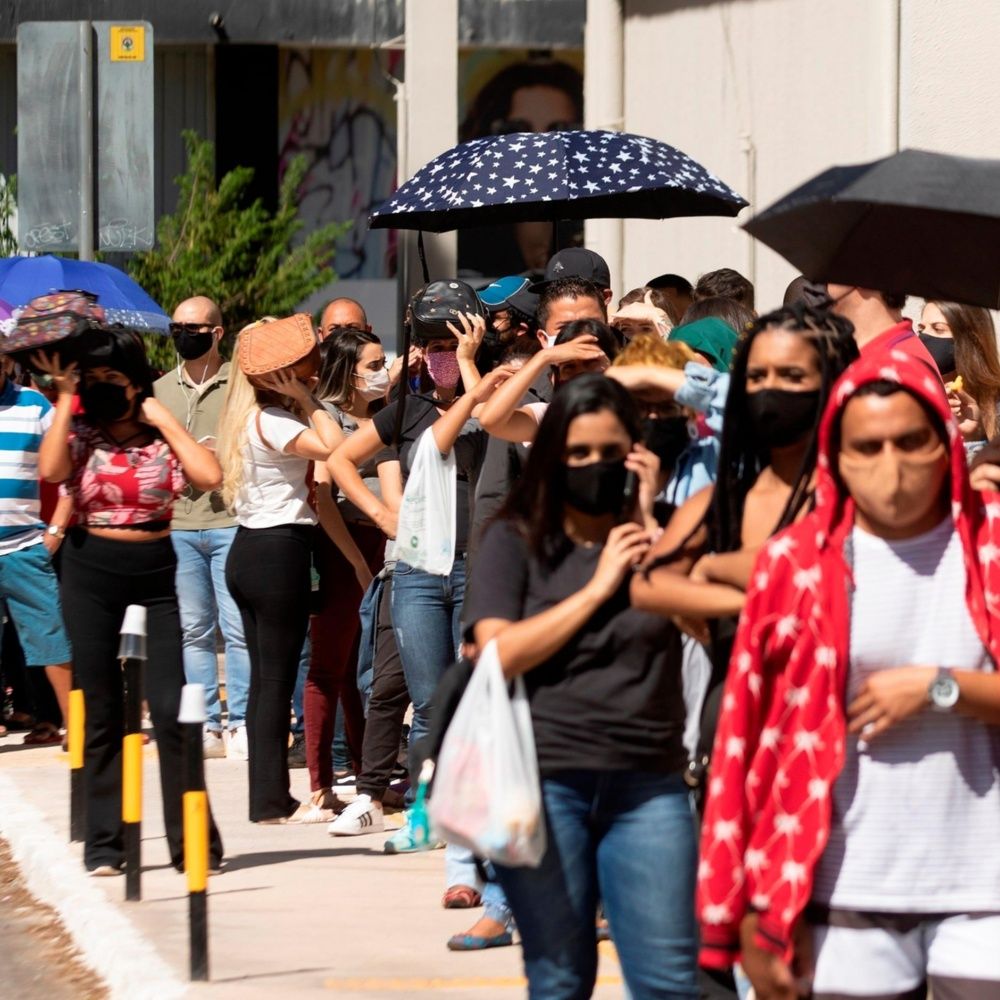 Miles de personas buscan un test en Brasilia antes de la reapertura comercial