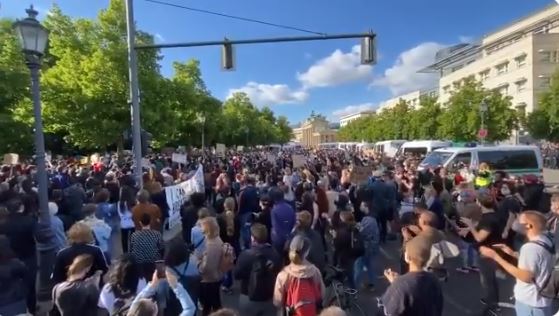 Miles protestan en Berlín por el asesinato de George Floyd en EE.UU.