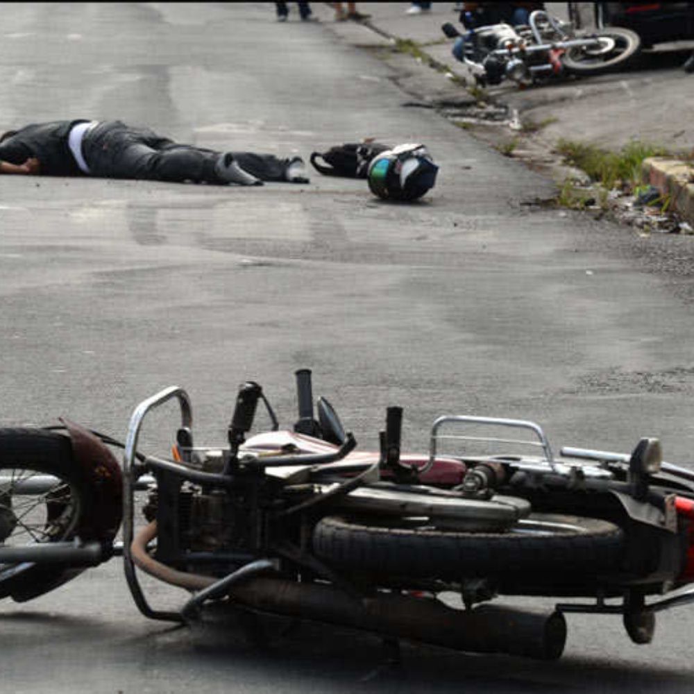 Mujer rusa sale caminando de accidente de moto a más de 100 km/h