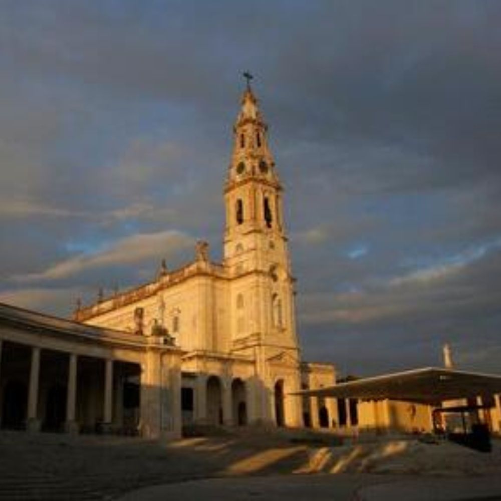 Peregrinos se saltan la seguridad e invaden el santuario de Fátima en Portugal