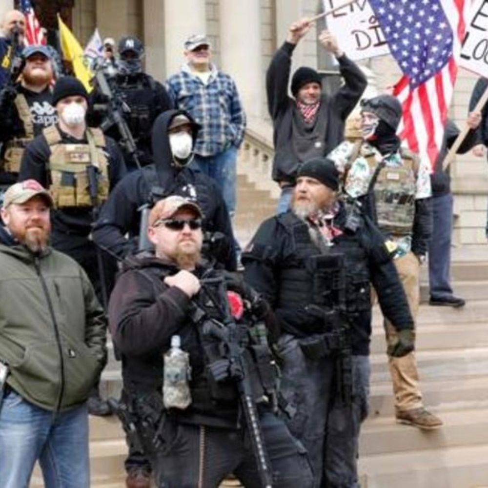 Personas armadas protestan contra el confinamiento en Michigan, EEUU