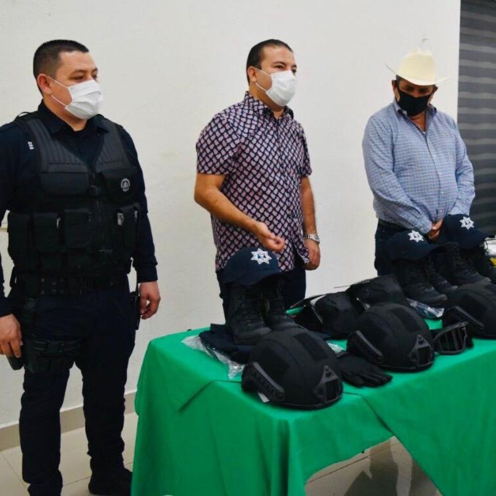 Reciben uniformes y equipo táctico policías y tránsitos de San Ignacio